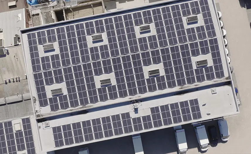 Zonnepanelen op het dak van onze industriële wasserij in Herentals.